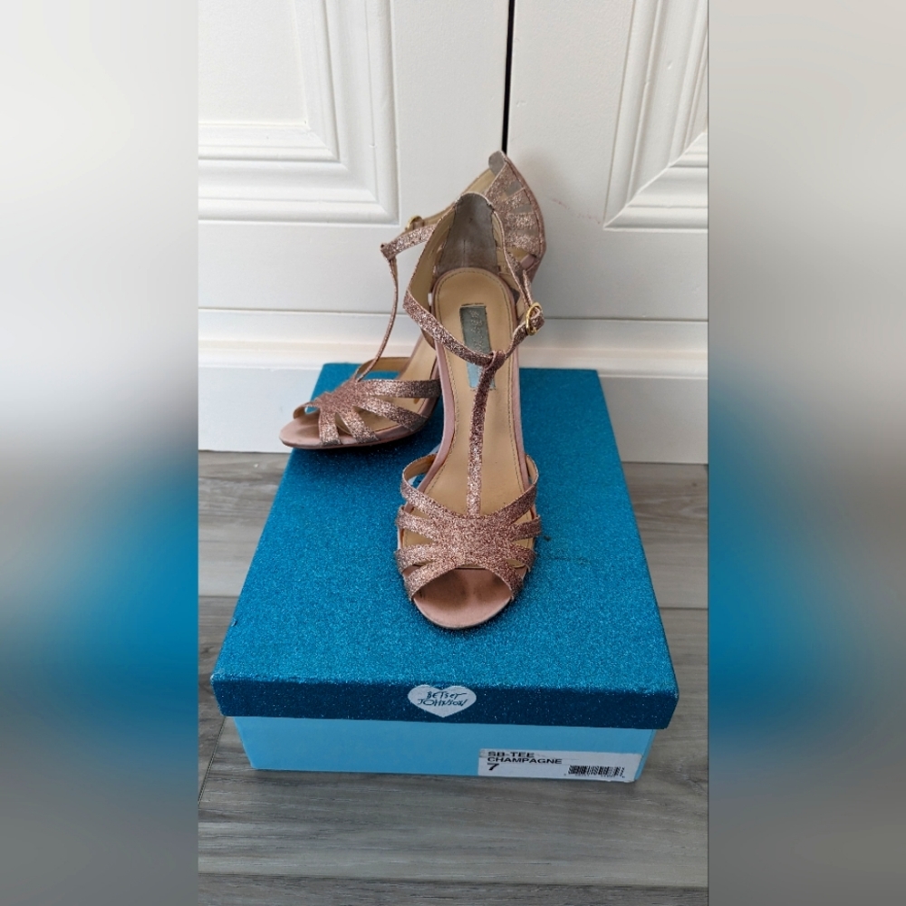 Blue by Betsey Johnson champagne glitter high heel shoes size 7